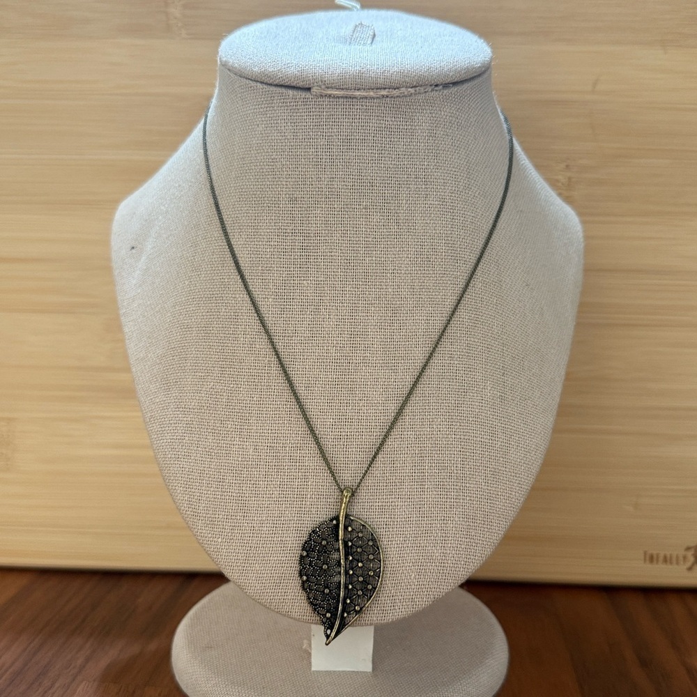 Avon SAQ Brass Antique Gold Tone Leaf Flower Caged Pendant Long Necklace
